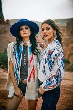 Ariat Women's Chimayo Southwestern Print Cape Coat -HerraduraDeOro 000000 WE 0000000000011000