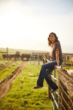 Ariat International Women's REAL Perfect Rise Stretch Rosa Boot Cut Jean -HerraduraDeOro 00000WE15 1 e22d9ed7 55f9 49a7 a327 916b8a6a53b8