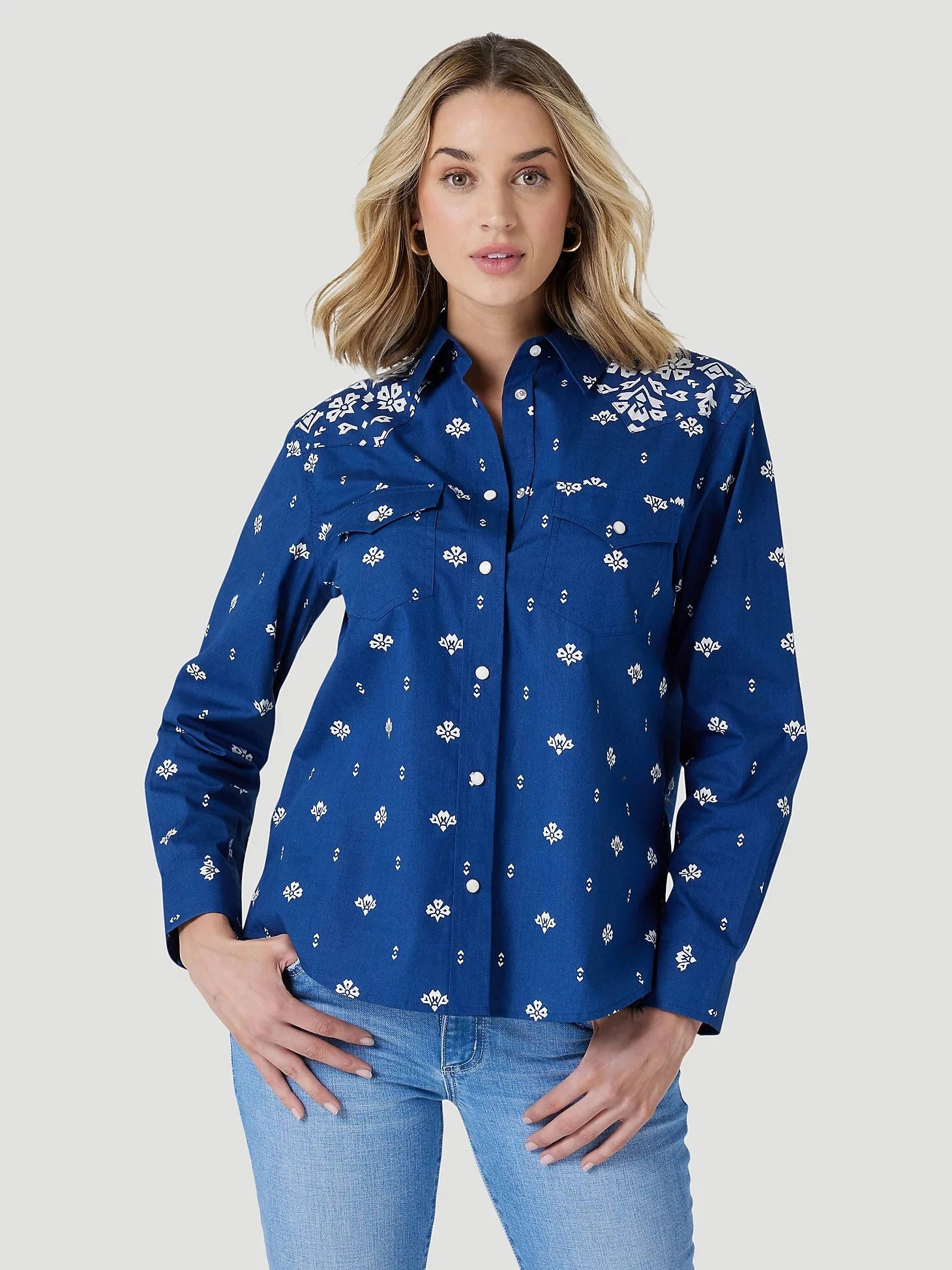 WOMEN'S WRANGLER RETRO AMERICANA BANDANA WESTERN SNAP SHIRT IN BLUE PRINT*FREE SHIPPING* FREE GIFT* 2 WOMEN'S WRANGLER RETRO AMERICANA BANDANA WESTERN SNAP SHIRT IN BLUE PRINT*FREE SHIPPING* FREE GIFT* - Image 2