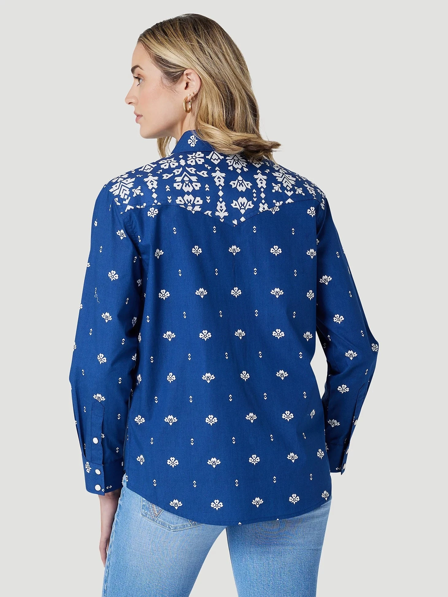 WOMEN'S WRANGLER RETRO AMERICANA BANDANA WESTERN SNAP SHIRT IN BLUE PRINT*FREE SHIPPING* FREE GIFT* 3 WOMEN'S WRANGLER RETRO AMERICANA BANDANA WESTERN SNAP SHIRT IN BLUE PRINT*FREE SHIPPING* FREE GIFT* - Image 3