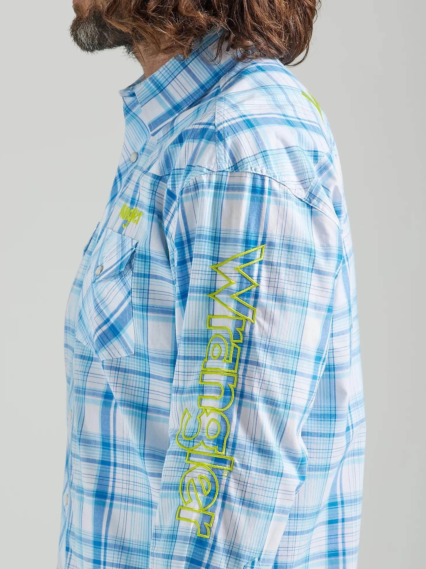 MEN'S WRANGLER® LOGO LONG SLEEVE WESTERN SNAP PLAID SHIRT IN SEA BLUE 4 MEN'S WRANGLER® LOGO LONG SLEEVE WESTERN SNAP PLAID SHIRT IN SEA BLUE - Image 4