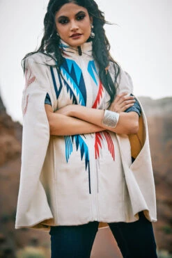 Ariat Women's Chimayo Southwestern Print Cape Coat -HerraduraDeOro F22 WMS WEST GhostRanch LaCunha Shot 04 10903 RTL