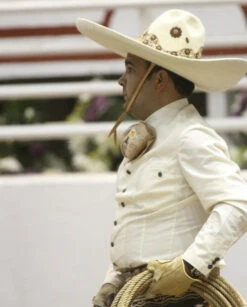 CAMISOLOA CHARRA BLANCA CON BORDADO Y DIES EN COLOR NEGRO. WHITE COLOR CHARRO SHIRT WITH BLACK EMBROIDERY WITH BLACK BUTTONS -HerraduraDeOro OFF WHITE CHARRO SHIRT 3 05 25 2019 af1450c8 bf7f 4e18 ac74 bd5eb762c43d