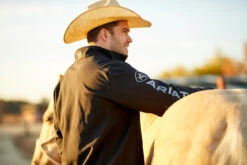 MEN'S Ariat Logo 2.0 Softshell Jacket -HerraduraDeOro S20 WEST Lincoln LaCunha Shot 02 0914