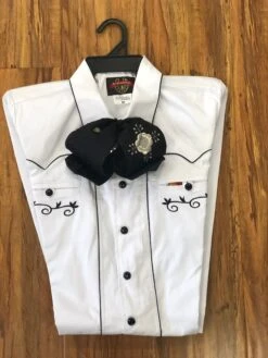 CAMISOLOA CHARRA BLANCA CON BORDADO Y DIES EN COLOR NEGRO. WHITE COLOR CHARRO SHIRT WITH BLACK EMBROIDERY WITH BLACK BUTTONS