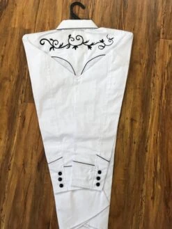 CAMISOLOA CHARRA BLANCA CON BORDADO Y DIES EN COLOR NEGRO. WHITE COLOR CHARRO SHIRT WITH BLACK EMBROIDERY WITH BLACK BUTTONS -HerraduraDeOro WHITE BLACK CHARRO SHIRT 4 06 16 2019