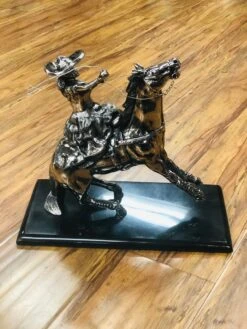 ESCARAMUZA -HerraduraDeOro image 06a68f95 2d71 4e83 bbc8 68ed7452980d