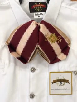 MOŇO CHARRO VINO Y ORO BORDADO EN ORO A MANO. GOLD AND WINE CHARRO TIE.