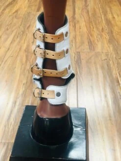 CANILLERAS PARA PATAS DE CABALLO COLOR BLANCAS DE HEBILLAS.WHITE COLOR SPORT SKID BOOT WITH BUCKLES -HerraduraDeOro image 0ca3bb7c 73f6 480c a3a3 80a52776d9fc