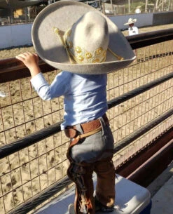 CHAPARRERAS DE NINO COLOR MIEL. TODDLE KIDS CHARRO CHAPS. -HerraduraDeOro image 1c8347ac e0c9 45f6 b78e bd4474fc5594