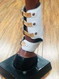 CANILLERAS PARA PATAS DE CABALLO COLOR BLANCAS DE HEBILLAS.WHITE COLOR SPORT SKID BOOT WITH BUCKLES -HerraduraDeOro image 1fd4d4bc 8c45 4950 abad e9f4301ef43b