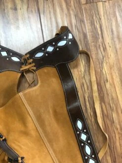 CHAPARRERAS DE NINO COLOR CAFE CON BLANCO. TODDLE KIDS CHARRO CHAPS. -HerraduraDeOro image 2952e892 a056 4a44 883b 885537b6815b
