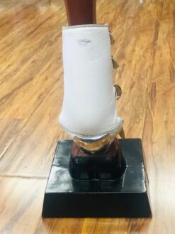 CANILLERAS PARA PATAS DE CABALLO COLOR BLANCAS DE HEBILLAS.WHITE COLOR SPORT SKID BOOT WITH BUCKLES -HerraduraDeOro image 2caf11db 25e2 419c 88e5 ac9e72be7729