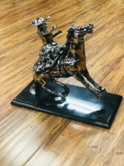 ESCARAMUZA -HerraduraDeOro image 4b653afc 7a5c 4f5e 9551 df5c3442c835