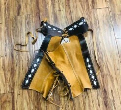 CHAPARRERAS DE NINO COLOR CAFE CON BLANCO. TODDLE KIDS CHARRO CHAPS. -HerraduraDeOro image 538ce0da ad0a 40c6 9676 39ef79b6f02d