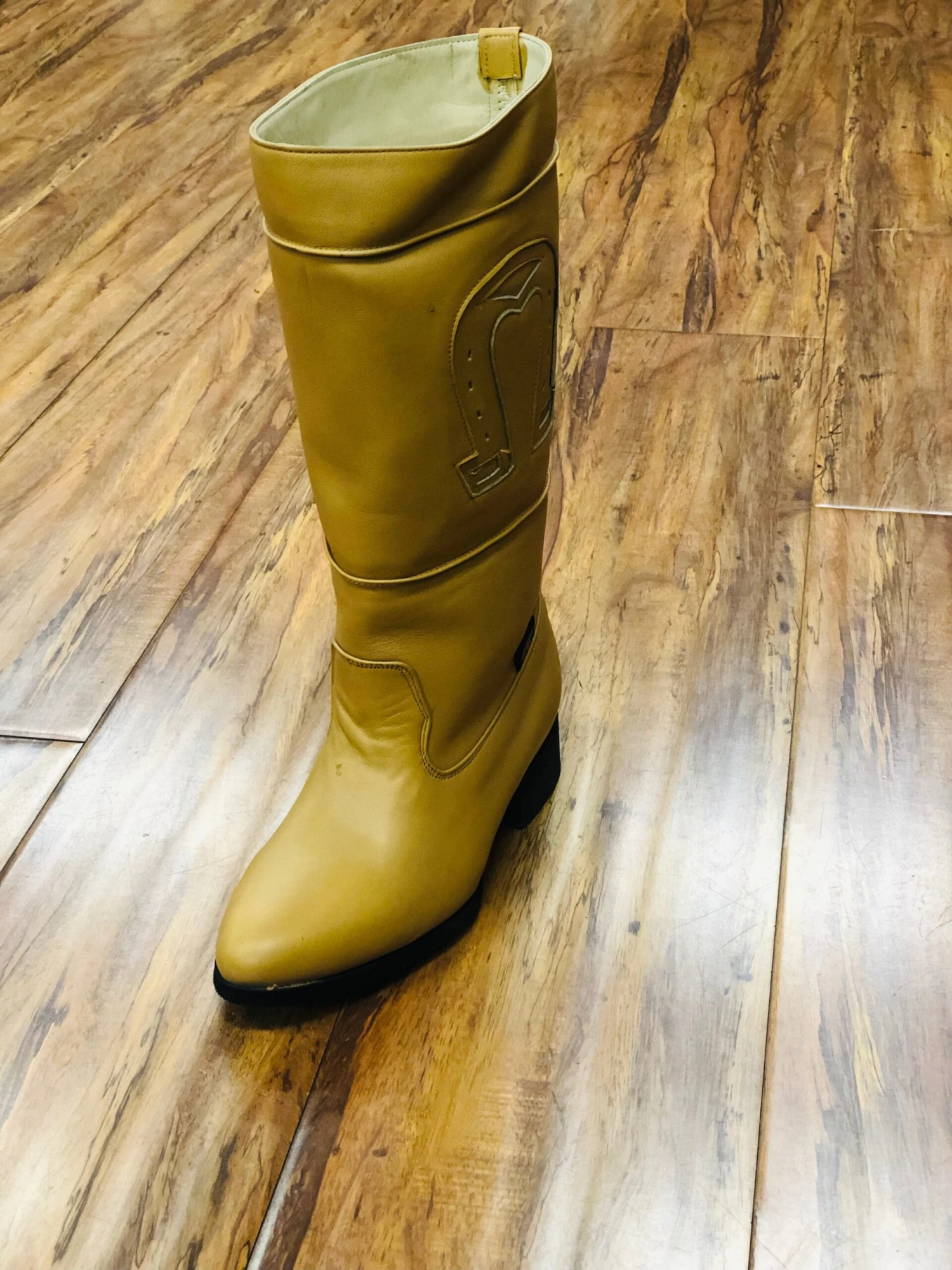 BOTA DE ESTILO ESCARAMUZA PARA DAMA EN COLOR BAYO 5 BOTA DE ESTILO ESCARAMUZA PARA DAMA EN COLOR BAYO - Image 5