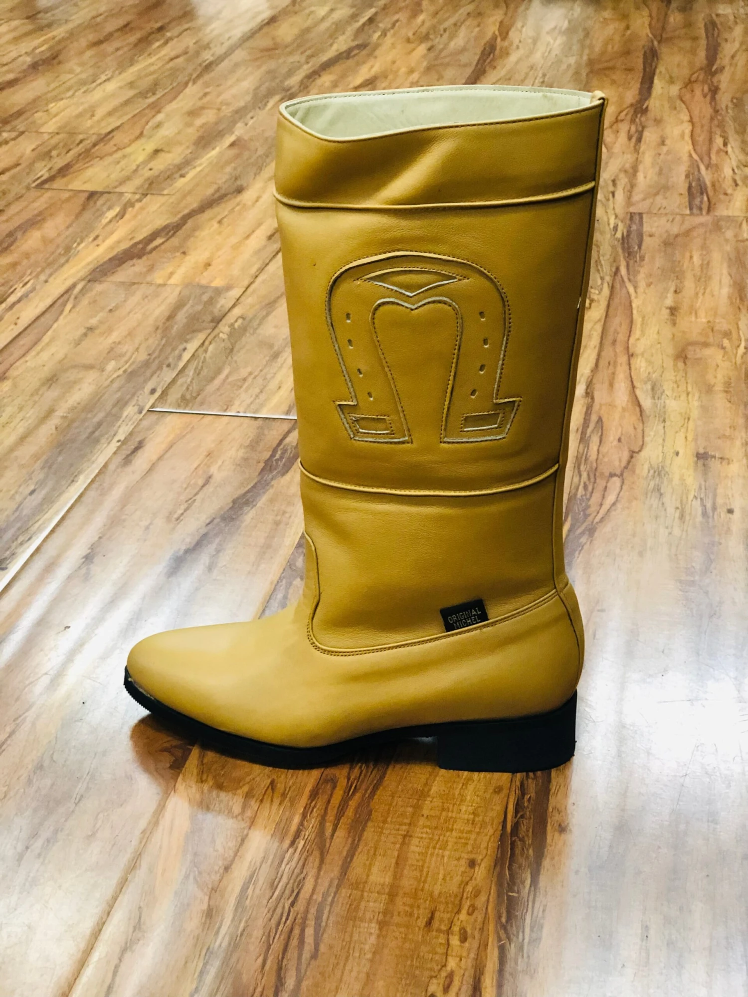 BOTA DE ESTILO ESCARAMUZA PARA DAMA EN COLOR BAYO 2 BOTA DE ESTILO ESCARAMUZA PARA DAMA EN COLOR BAYO - Image 2