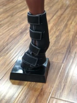 CANILLERAS DE CABALLO NEGRAS CON CAMPANA.BLACK LEATHER COMO BOOTS. -HerraduraDeOro image 61559fcf 18a8 4629 a8fe 3c6038d98e90