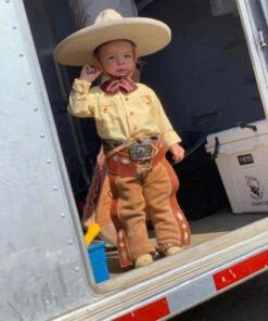 CHAPARRERAS DE NINO COLOR CAFE CON BLANCO. TODDLE KIDS CHARRO CHAPS. -HerraduraDeOro image 7108b410 f825 4b63 b6fb 267e8ac04d9c