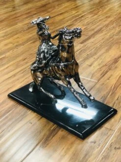 ESCARAMUZA -HerraduraDeOro image 80a9cd7b fb61 470a b814 c31777822b29