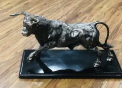 ESTATUA DE TORO DE LIDIA.