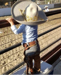 CHAPARRERAS DE NINO COLOR CAFE CON BLANCO. TODDLE KIDS CHARRO CHAPS. -HerraduraDeOro image 91d4f236 a512 4a5f 9f05 1f1e03a539ec