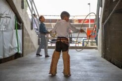 CHAPARRERAS DE NINO COLOR MIEL. TODDLE KIDS CHARRO CHAPS. -HerraduraDeOro image 9b187995 a674 46e8 bb0a dffcccbd09e7