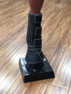 CANILLERAS DE CABALLO NEGRAS CON CAMPANA.BLACK LEATHER COMO BOOTS. -HerraduraDeOro image 9fca1aa5 c0cb 4007 a030 d04ff0b89227