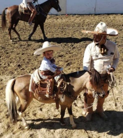 CHAPARRERAS DE NINO COLOR CAFE CON BLANCO. TODDLE KIDS CHARRO CHAPS. -HerraduraDeOro image b0e6ae52 f222 4d56 96b1 758ae81fd2c9
