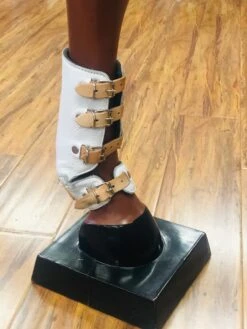 CANILLERAS PARA PATAS DE CABALLO COLOR BLANCAS DE HEBILLAS.WHITE COLOR SPORT SKID BOOT WITH BUCKLES