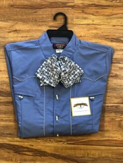 MOŇO DE CHARRO DE SEDA DE COLOR BLANCO CON AZUL MARINO. GORGEOUS SILK CHARRO TIE THAT HAS WHITE AND NAVY COLORS.