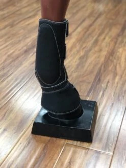 CANILLERAS DE CABALLO NEGRAS CON CAMPANA.BLACK LEATHER COMO BOOTS. -HerraduraDeOro image da921b8c ce3f 4ddf 9fb6 d09a5d8ed0de