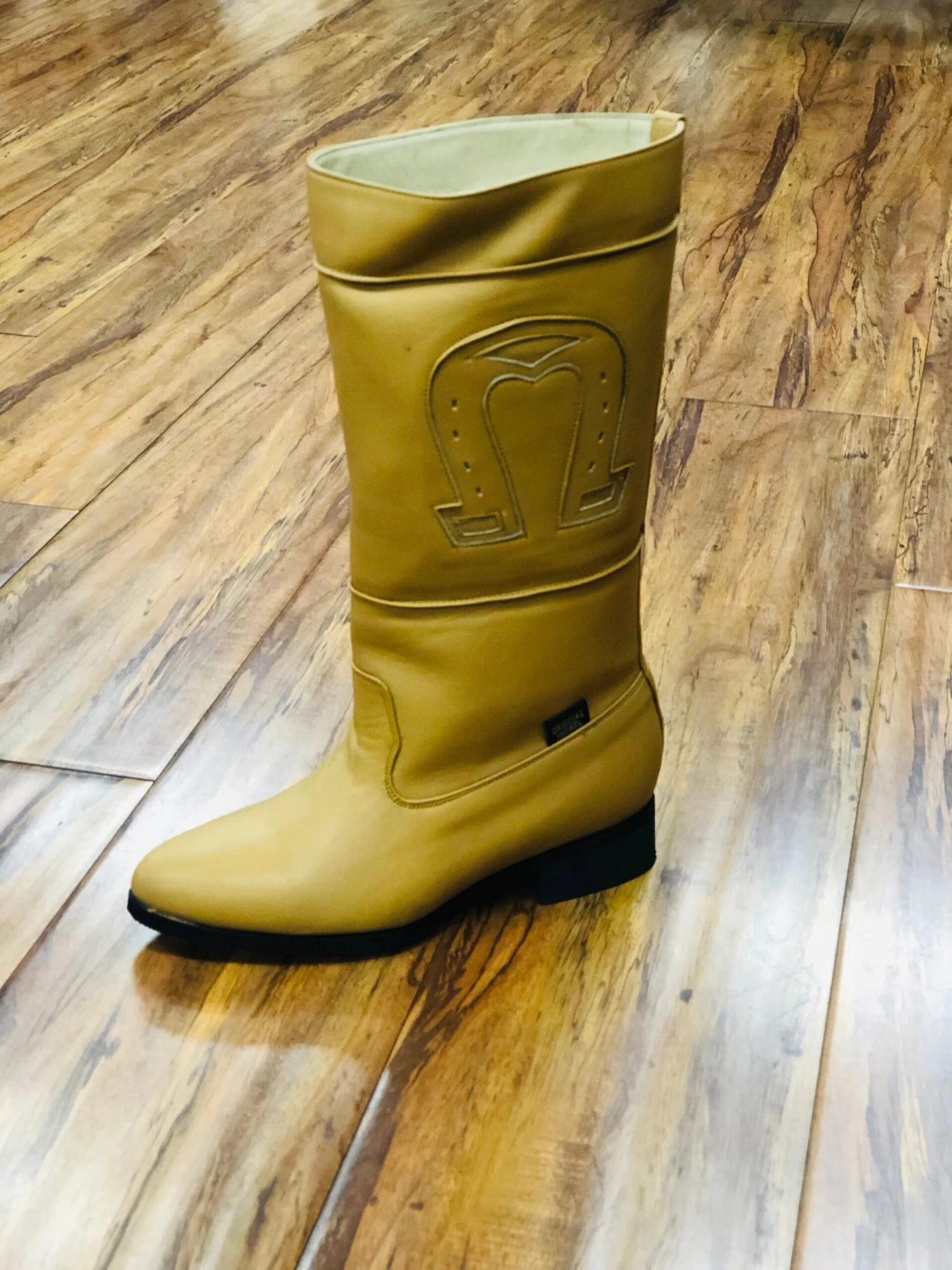 BOTA DE ESTILO ESCARAMUZA PARA DAMA EN COLOR BAYO 1 BOTA DE ESTILO ESCARAMUZA PARA DAMA EN COLOR BAYO