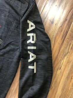 ARIAT MEN'S SWEATSHIRT TEAM LOGO 1/4 TOP 8 ARIAT MEN'S SWEATSHIRT TEAM LOGO 1/4 TOP -HerraduraDeOro image ee5ed2b1 5728 484b aec5 c85b306015d4