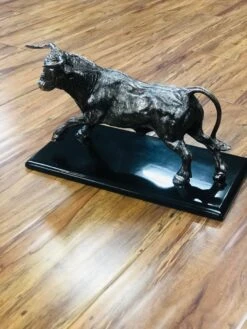 ESTATUA DE TORO DE LIDIA. -HerraduraDeOro image f15526c5 fe6c 4d35 a937 4badc356b5bb