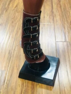 CANILLERAS PARA PATAS DE CABALLO COLOR ROBLE Y NEGRO DE HEBILLAS.BRICK AND BLACK COLOR SPORT SKID BOOT WITH BUCKLES -HerraduraDeOro image fdbaf6c0 ff01 494b 856c 0ec082dcb3e2